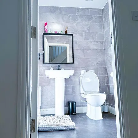 Family, Group & Contractor - Sleeps Upto 9 Guests With Free Parking * Birmingham