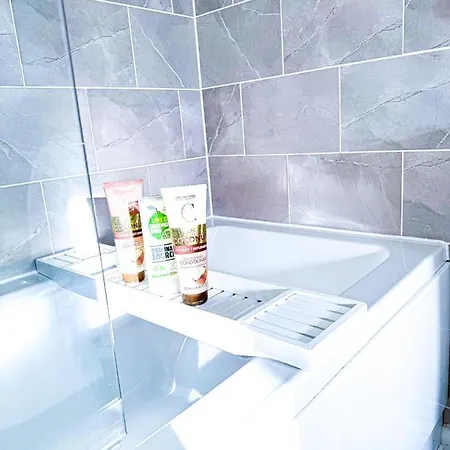 Family, Group & Contractor - Sleeps Upto 9 Guests With Free Parking Birmingham