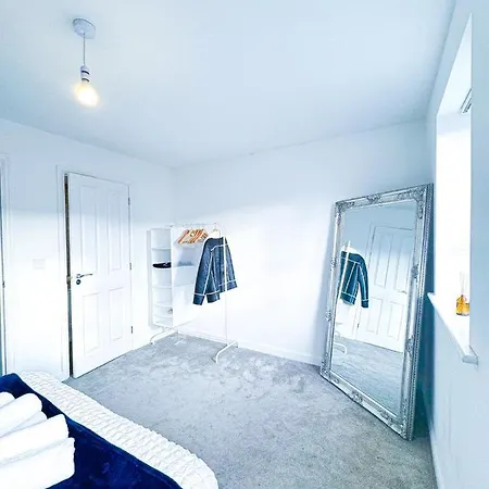 Family, Group & Contractor - Sleeps Upto 9 Guests With Free Parking * Birmingham