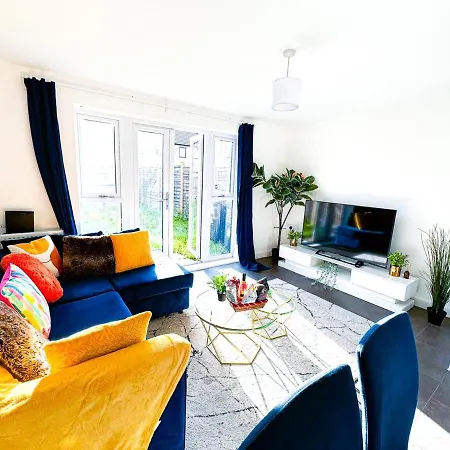 Family, Group & Contractor - Sleeps Upto 9 Guests With Free Parking