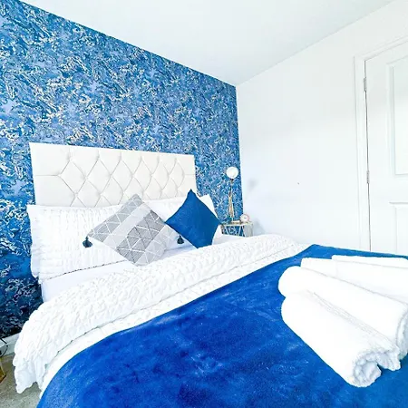 Family, Group & Contractor - Sleeps Upto 9 Guests With Free Parking Birmingham