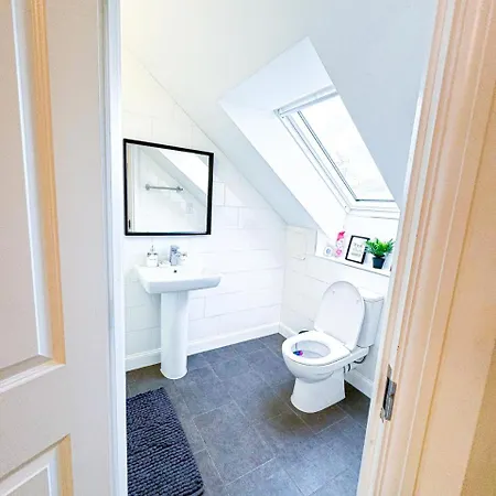 Family, Group & Contractor - Sleeps Upto 9 Guests With Free Parking Birmingham