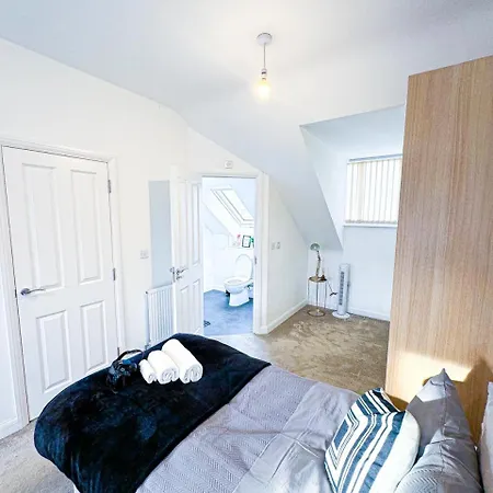 Family, Group & Contractor - Sleeps Upto 9 Guests With Free Parking
