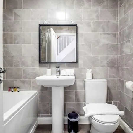 Family, Group & Contractor - Sleeps Upto 9 Guests With Free Parking Birmingam