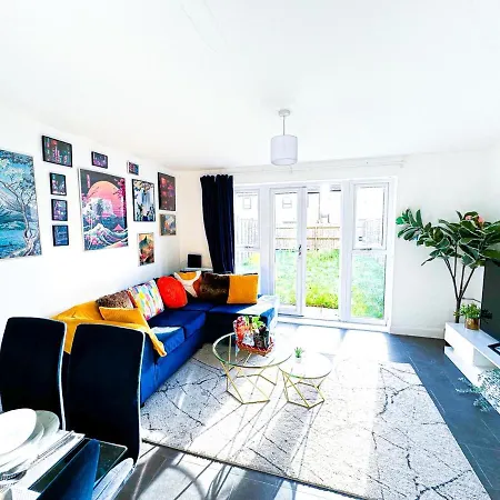 Family, Group & Contractor - Sleeps Upto 9 Guests With Free Parking *