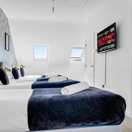 Family, Group & Contractor - Sleeps Upto 9 Guests With Free Parking *