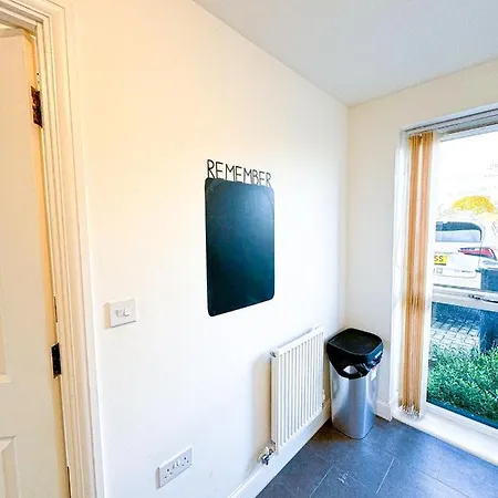 Apartamento Family, Group & Contractor - Sleeps Upto 9 Guests With Free Parking *