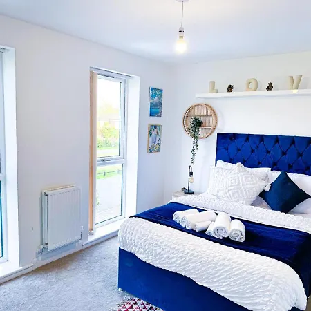 Apartamento Family, Group & Contractor - Sleeps Upto 9 Guests With Free Parking *