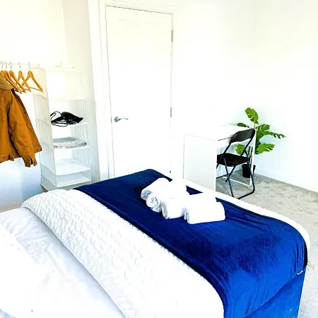 Family, Group & Contractor - Sleeps Upto 9 Guests With Free Parking Birmingam