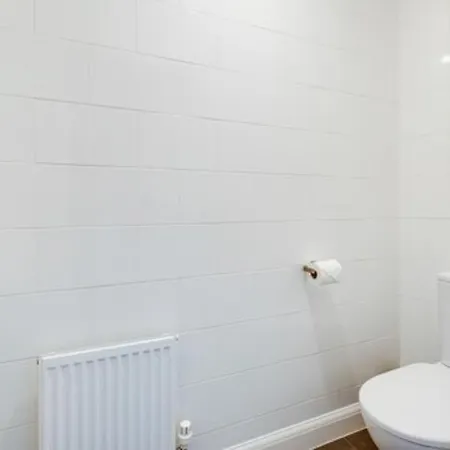 Family, Group & Contractor - Sleeps Upto 9 Guests With Free Parking Birmingam