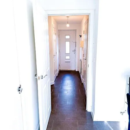 Family, Group & Contractor - Sleeps Upto 9 Guests With Free Parking