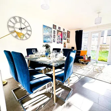 Family, Group & Contractor - Sleeps Upto 9 Guests With Free Parking *