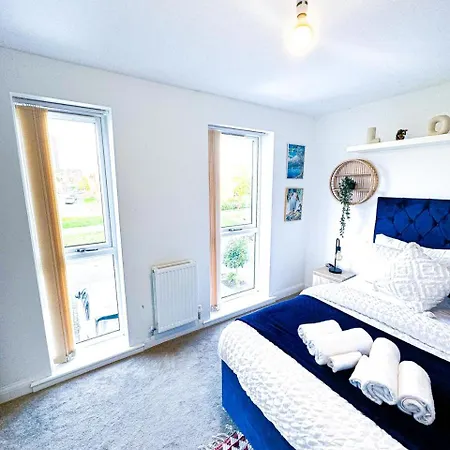 Family, Group & Contractor - Sleeps Upto 9 Guests With Free Parking *