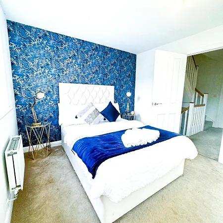 Family, Group & Contractor - Sleeps Upto 9 Guests With Free Parking