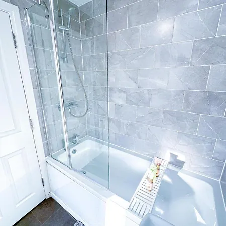 Apartamento Family, Group & Contractor - Sleeps Upto 9 Guests With Free Parking
