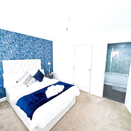 Family, Group & Contractor - Sleeps Upto 9 Guests With Free Parking Birmingam