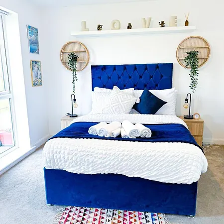 Apartamento Family, Group & Contractor - Sleeps Upto 9 Guests With Free Parking *