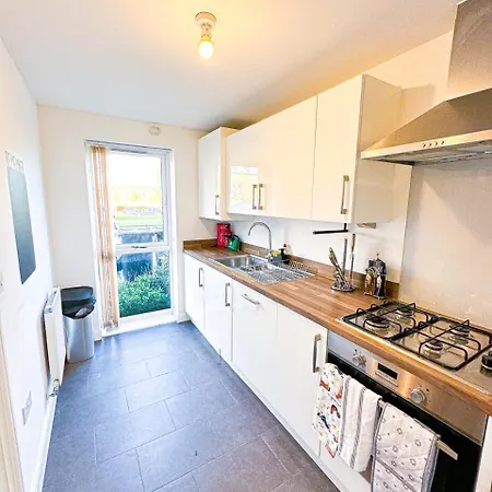 Family, Group & Contractor - Sleeps Upto 9 Guests With Free Parking Apartamento *