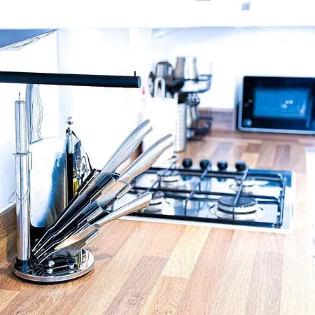 Family, Group & Contractor - Sleeps Upto 9 Guests With Free Parking *